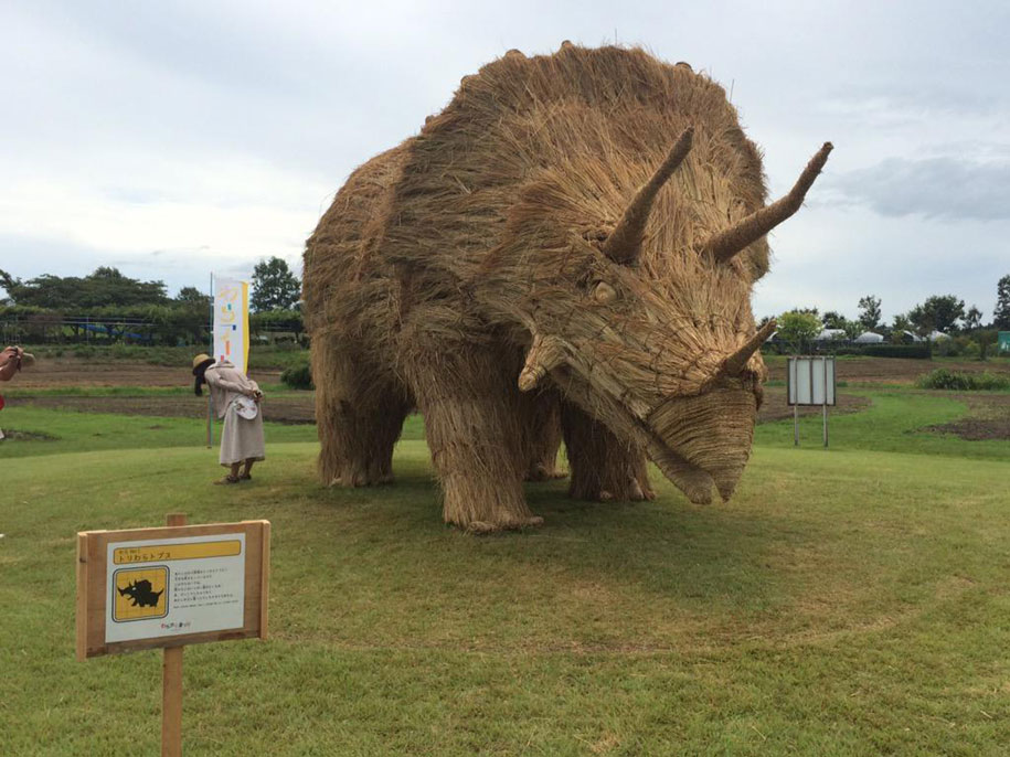 dinosaur-straw-sculptures-wara-art-festival-niigata-japan-7
