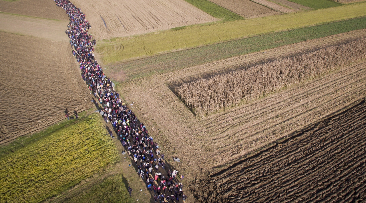 Thousands of Migrants Are Crossing the Balkans on Foot 02