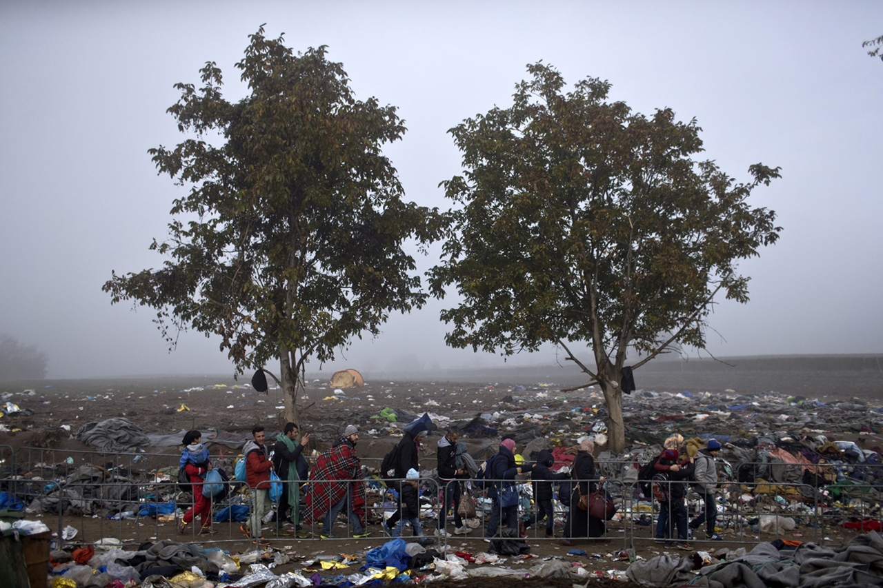 Thousands of Migrants Are Crossing the Balkans on Foot 09