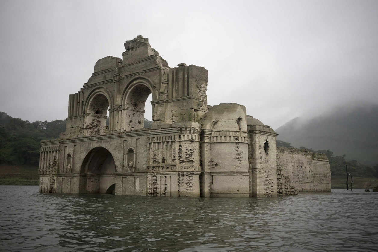 church emerges from the water in a reservoir in Mexico_1