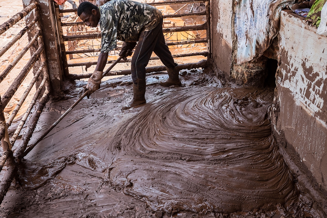 Photos of the Red Sludge That Smothered a Town in Brazil 06