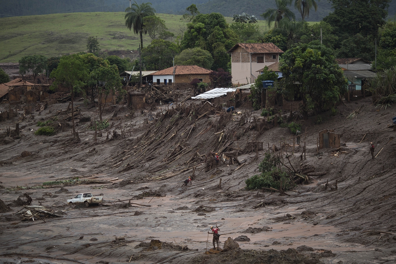 Photos of the Red Sludge That Smothered a Town in Brazil 09