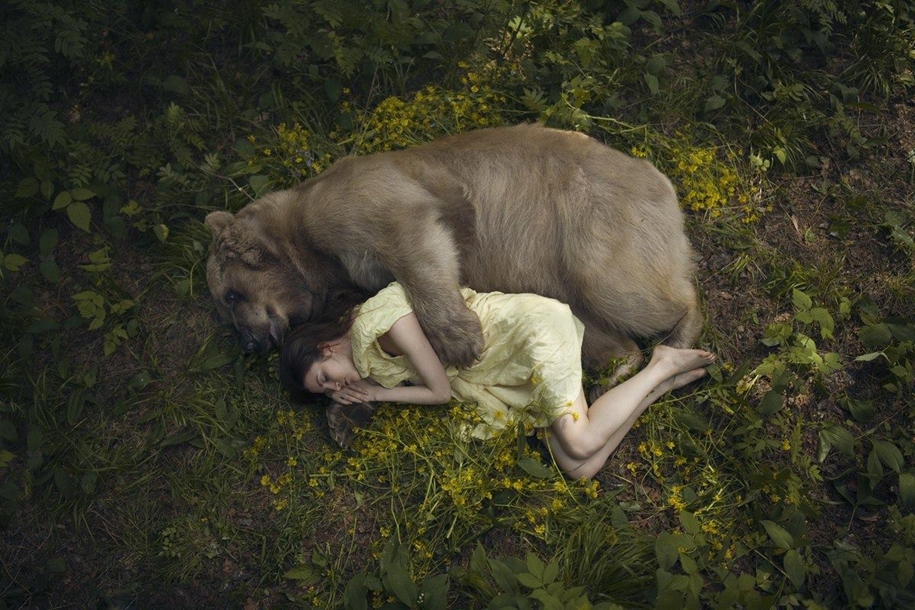 Harmony with nature in the portraits of girls with wild animals 08