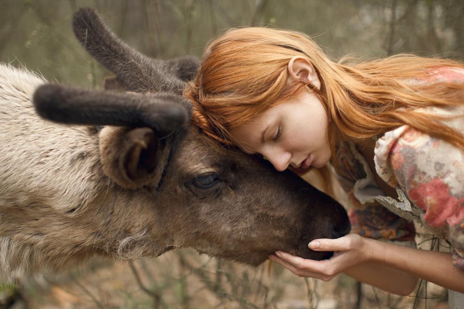 Harmony with nature in the portraits of girls with wild animals 14