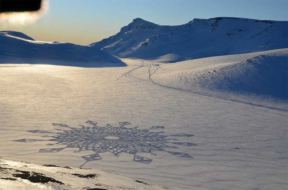 Large-scale geometric patterns, trampled by Simon Beck in the snow and sand 09