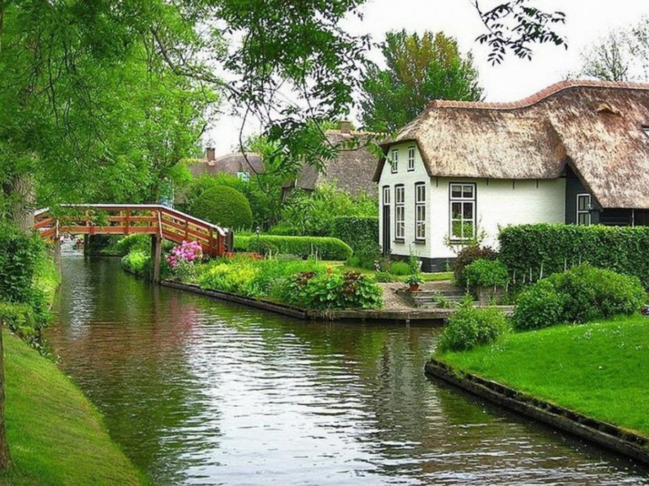 A heavenly place. the village of Giethoorn in the Netherlands 01