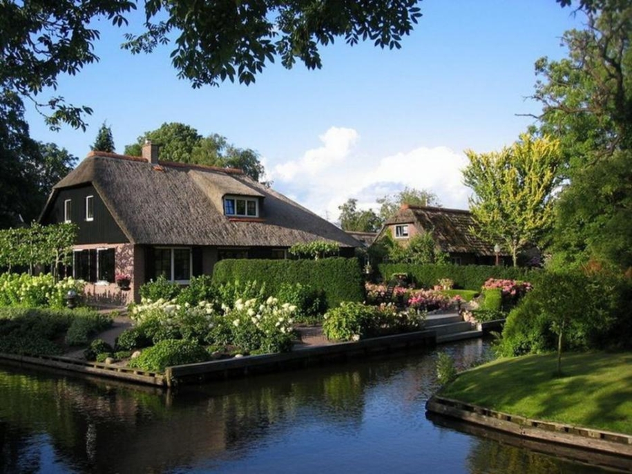 A heavenly place. the village of Giethoorn in the Netherlands 03
