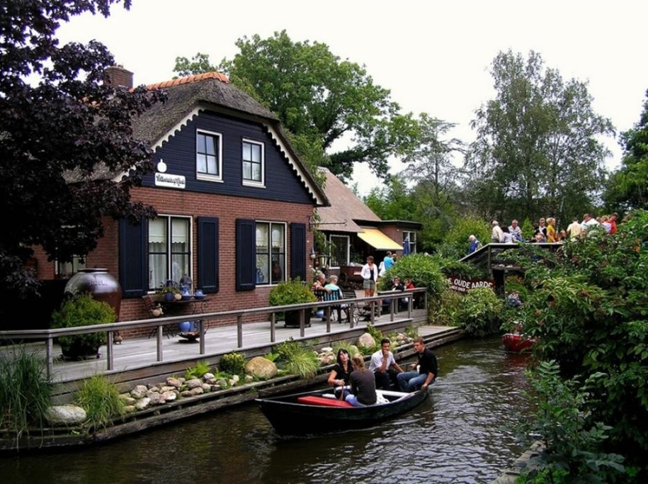 A heavenly place. the village of Giethoorn in the Netherlands 04