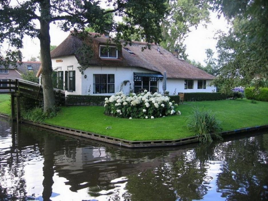 A heavenly place. the village of Giethoorn in the Netherlands 05