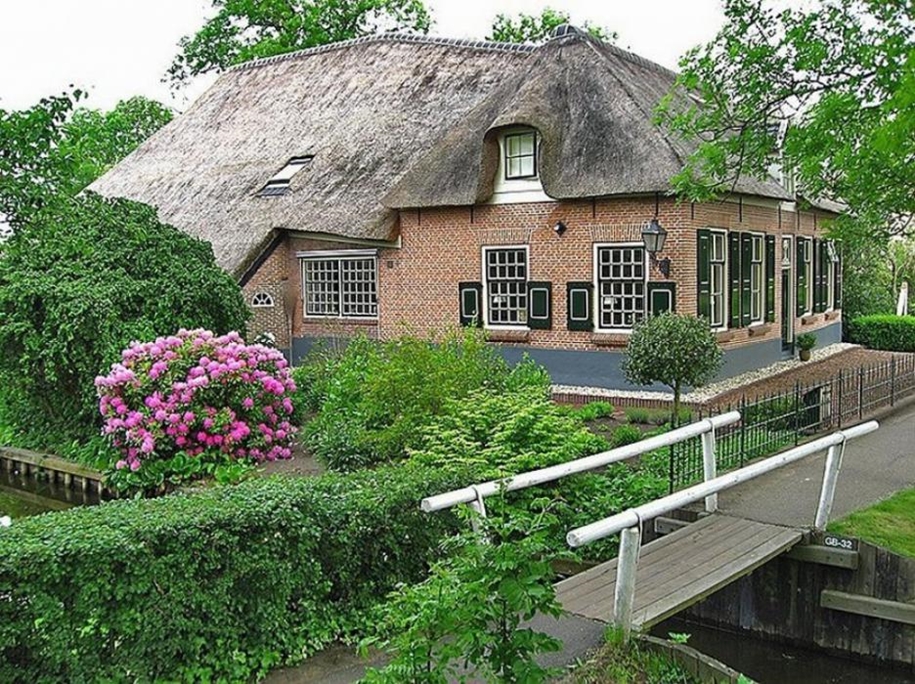 A heavenly place. the village of Giethoorn in the Netherlands 06
