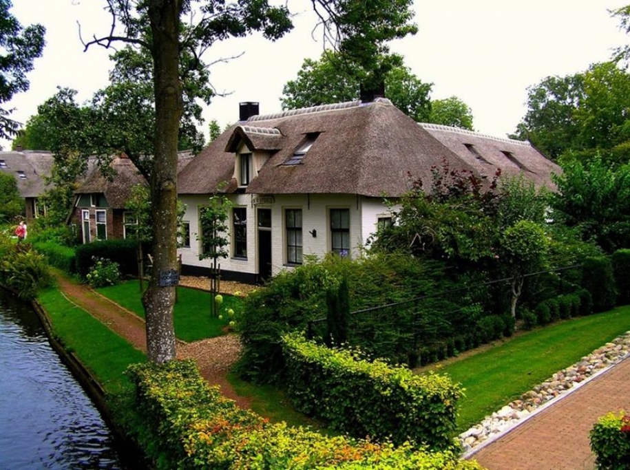 A heavenly place. the village of Giethoorn in the Netherlands 07
