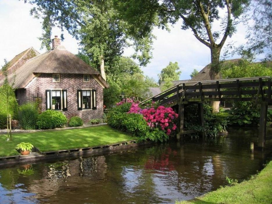 A heavenly place. the village of Giethoorn in the Netherlands 08