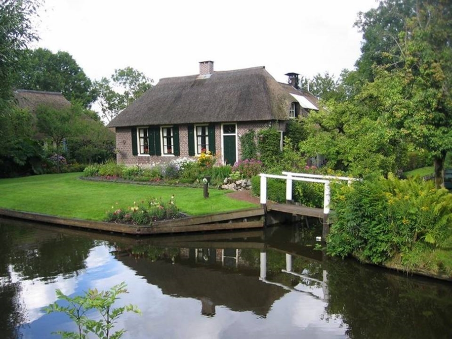 A heavenly place. the village of Giethoorn in the Netherlands 15