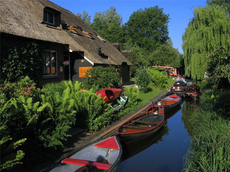 A heavenly place. the village of Giethoorn in the Netherlands 18