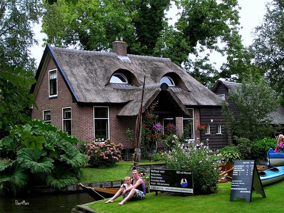 A heavenly place. the village of Giethoorn in the Netherlands 19