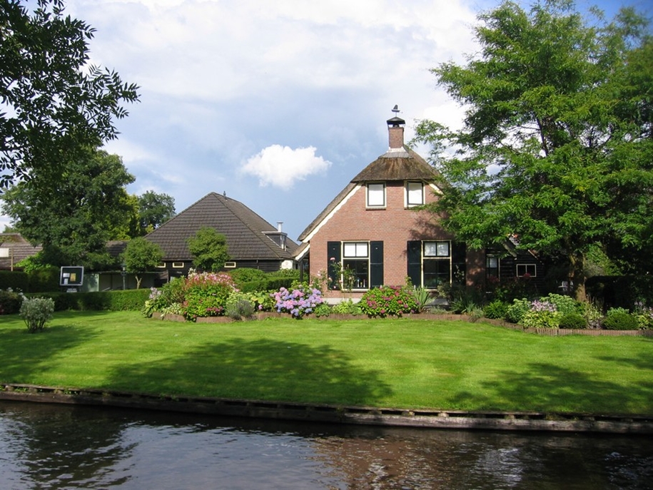 A heavenly place. the village of Giethoorn in the Netherlands 21