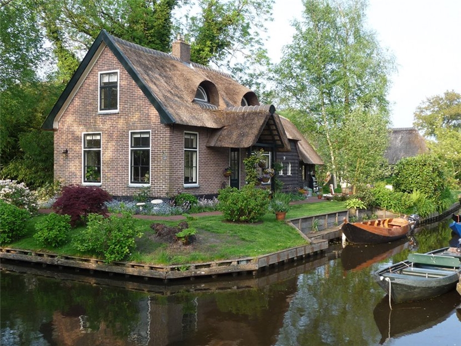 A heavenly place. the village of Giethoorn in the Netherlands 22