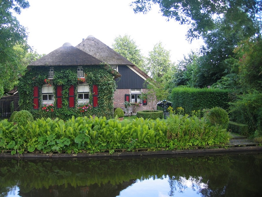 A heavenly place. the village of Giethoorn in the Netherlands 25