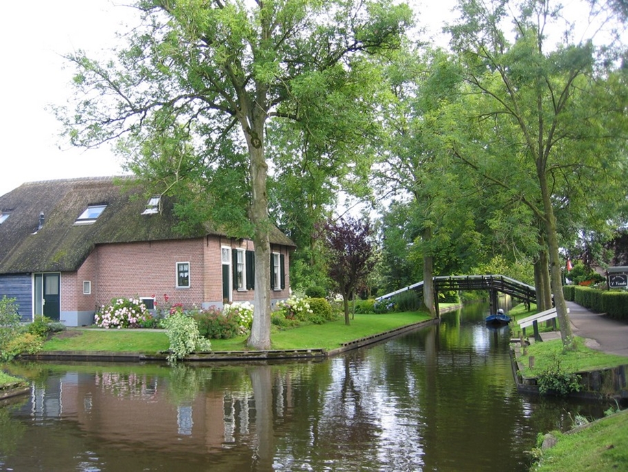 A heavenly place. the village of Giethoorn in the Netherlands 26