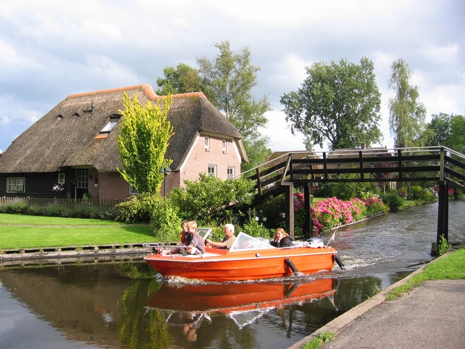 A heavenly place. the village of Giethoorn in the Netherlands 27
