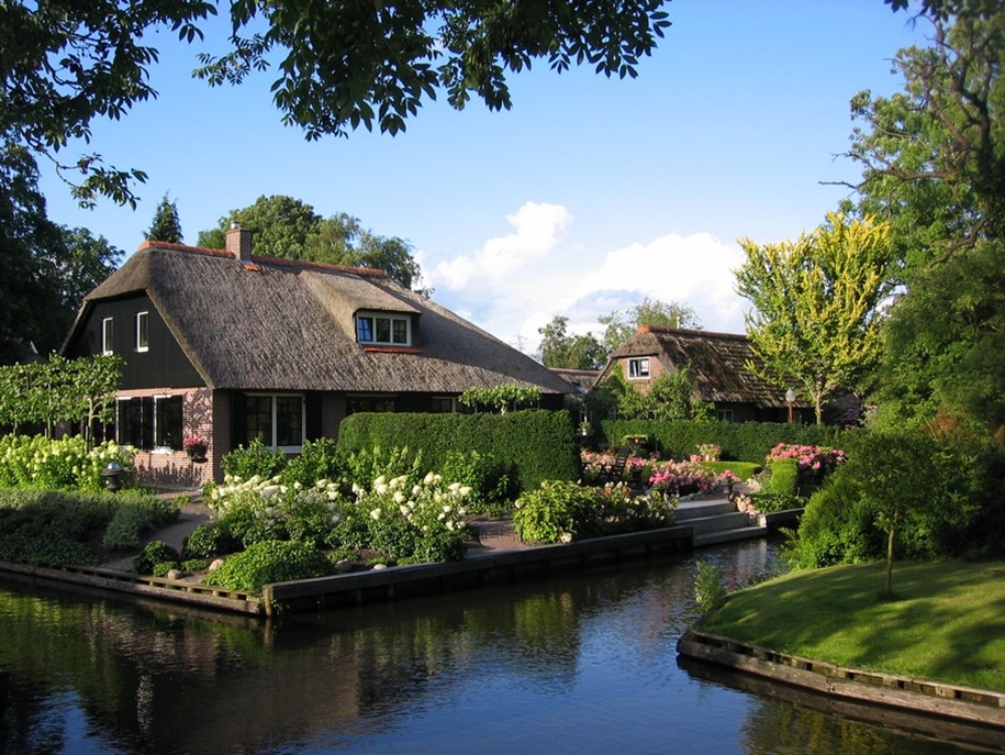 A heavenly place. the village of Giethoorn in the Netherlands 28