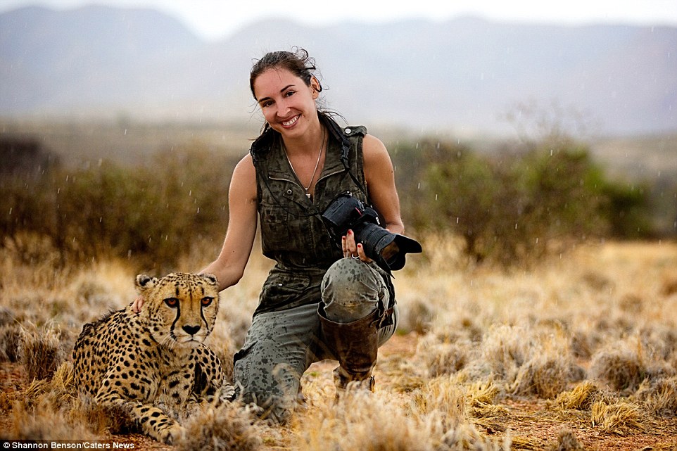 Brave girl-the photographer easily finds common language with wild animals 15
