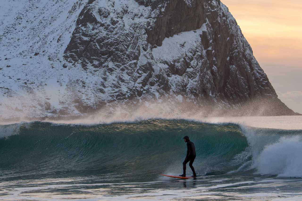 Extreme surfers in the Arctic 01