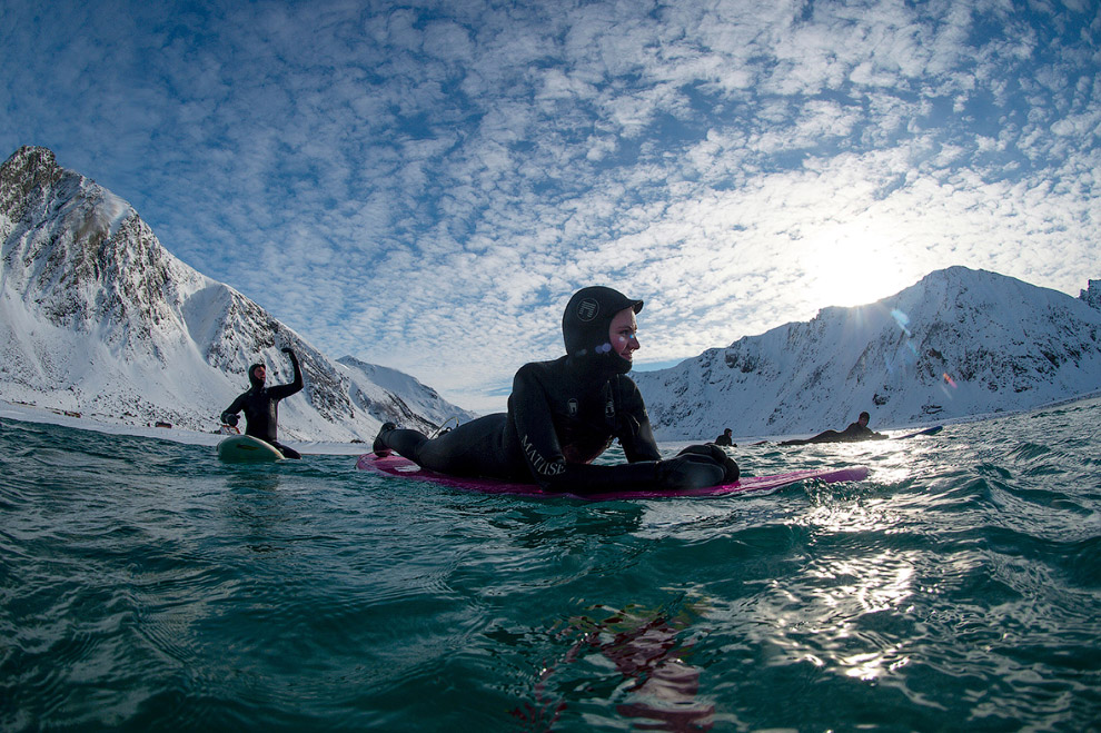 Extreme surfers in the Arctic 06