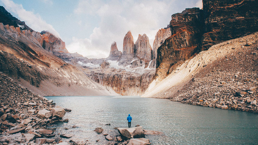 Epic landscapes in which the photographer highlights the scale with people 06