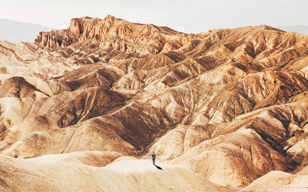 Epic landscapes in which the photographer highlights the scale with people 07