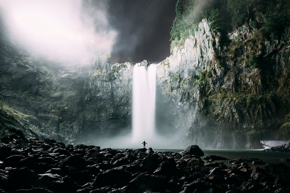 Epic landscapes in which the photographer highlights the scale with people 11