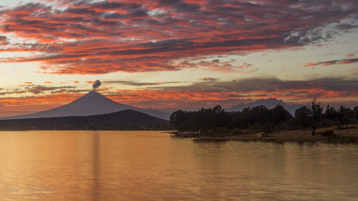 Stunning pictures of volcanoes Eric Gomez Tokimune 11