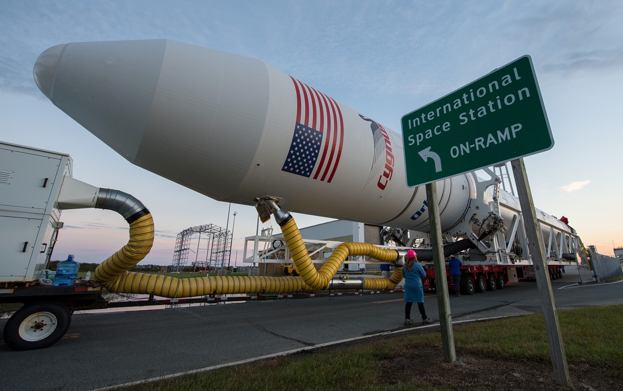 photos-of-the-launch-of-the-russian-spacecraft-soyuz-ms-02-and-the-american-antares-14