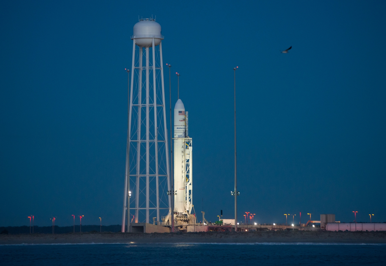 photos-of-the-launch-of-the-russian-spacecraft-soyuz-ms-02-and-the-american-antares-17