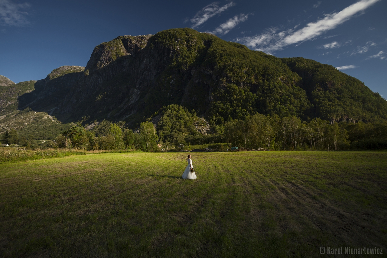 honeymoon-in-photos-bride-on-the-background-of-stunning-scenery-18