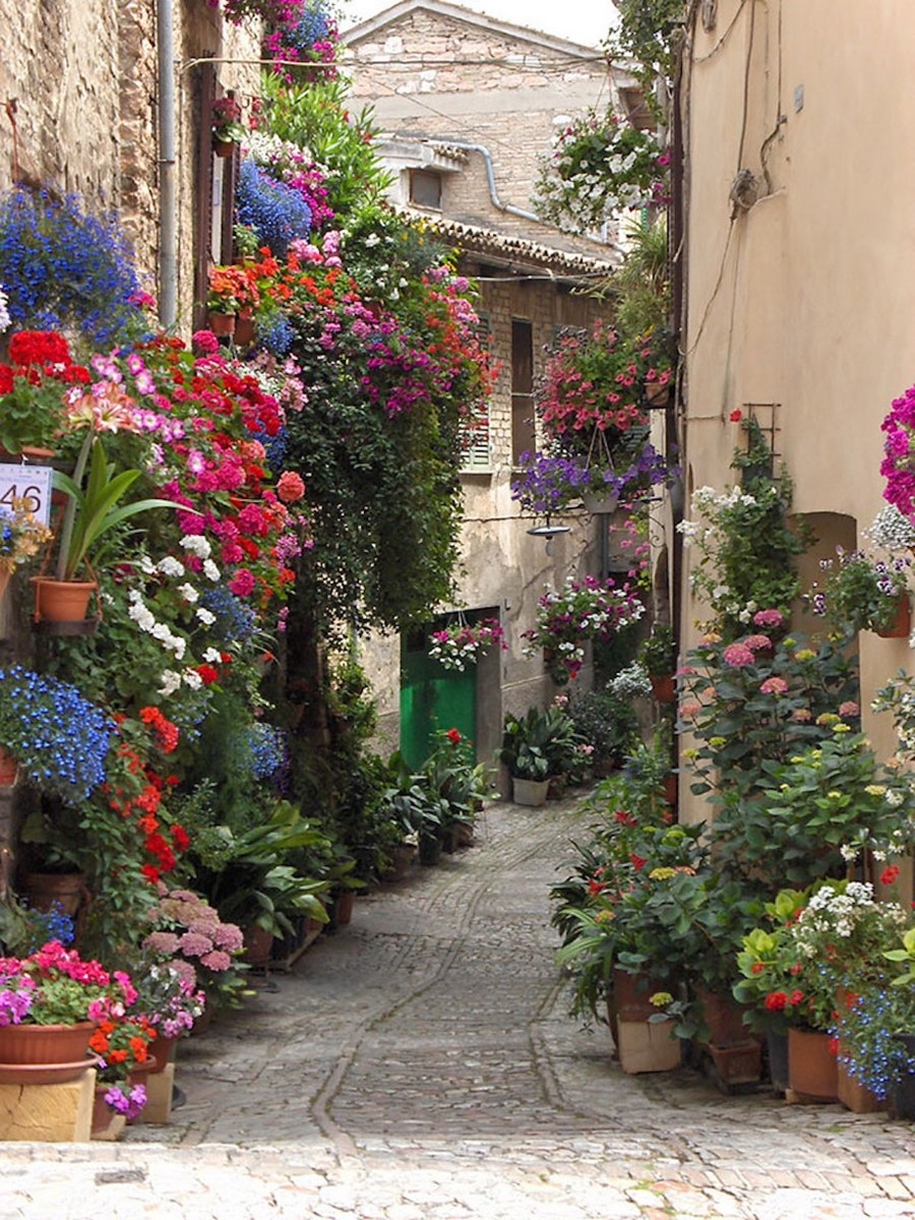 Street of flowers. Спелло Умбрия. Спелло город в Италии. Спелло Умбрия итальянская деревня. Цветочные улочки Спелло Италия.