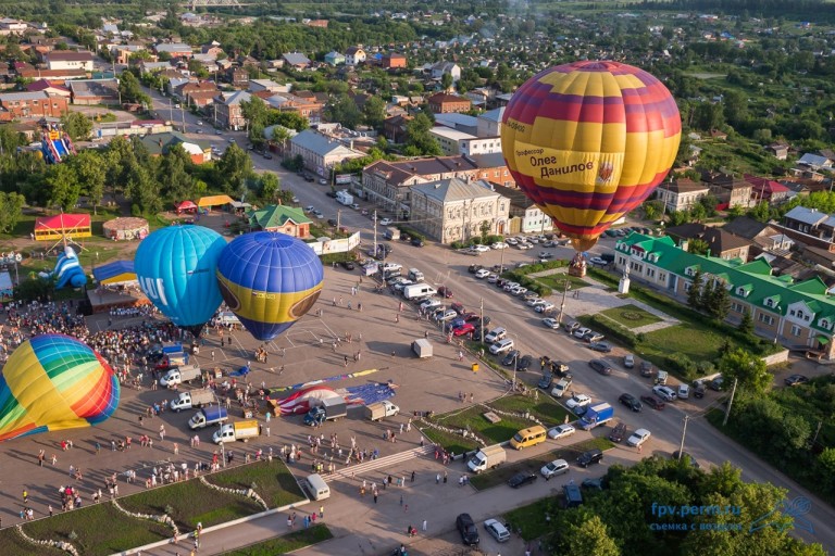 Фото с воздушными шарами на природе