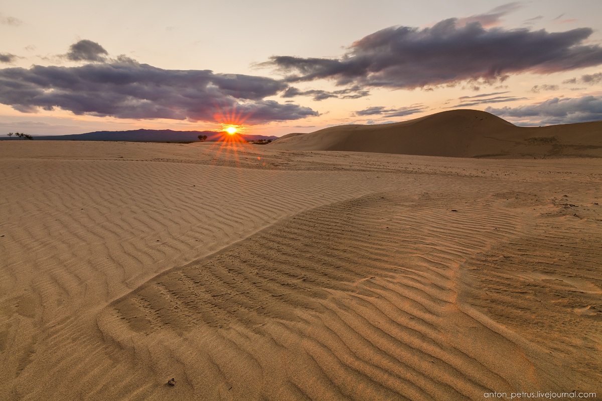 http://fotorelax.ru/wp-content/uploads/2016/06/Unique-landscapes-of-the-Gobi-desert-08.jpg