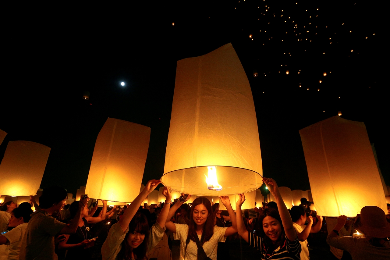 festival-of-sky-lanterns-in-thailand-08