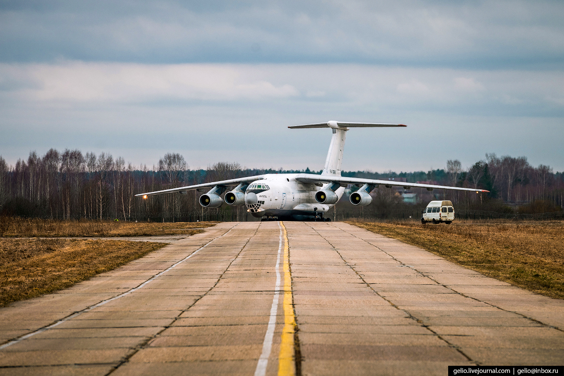 Вертолёт летит на самолёте — вылет Ил-76ТД на Шпицберген