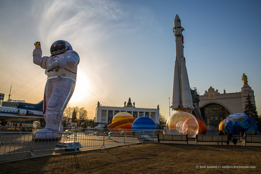 Павильон Космос на ВДНХ в День космонавтики