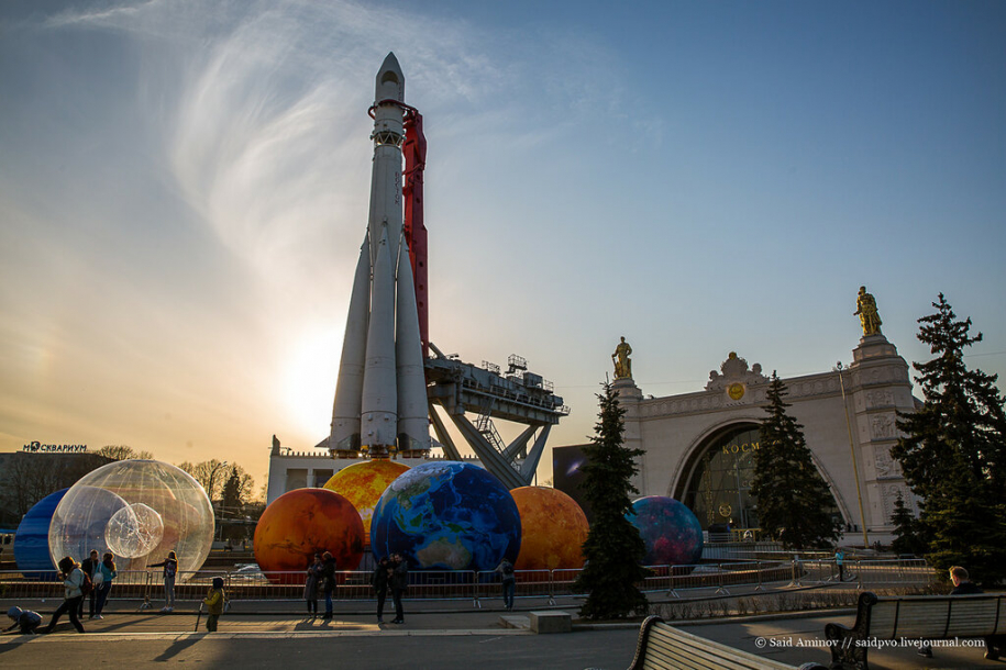 Павильон Космос на ВДНХ в День космонавтики