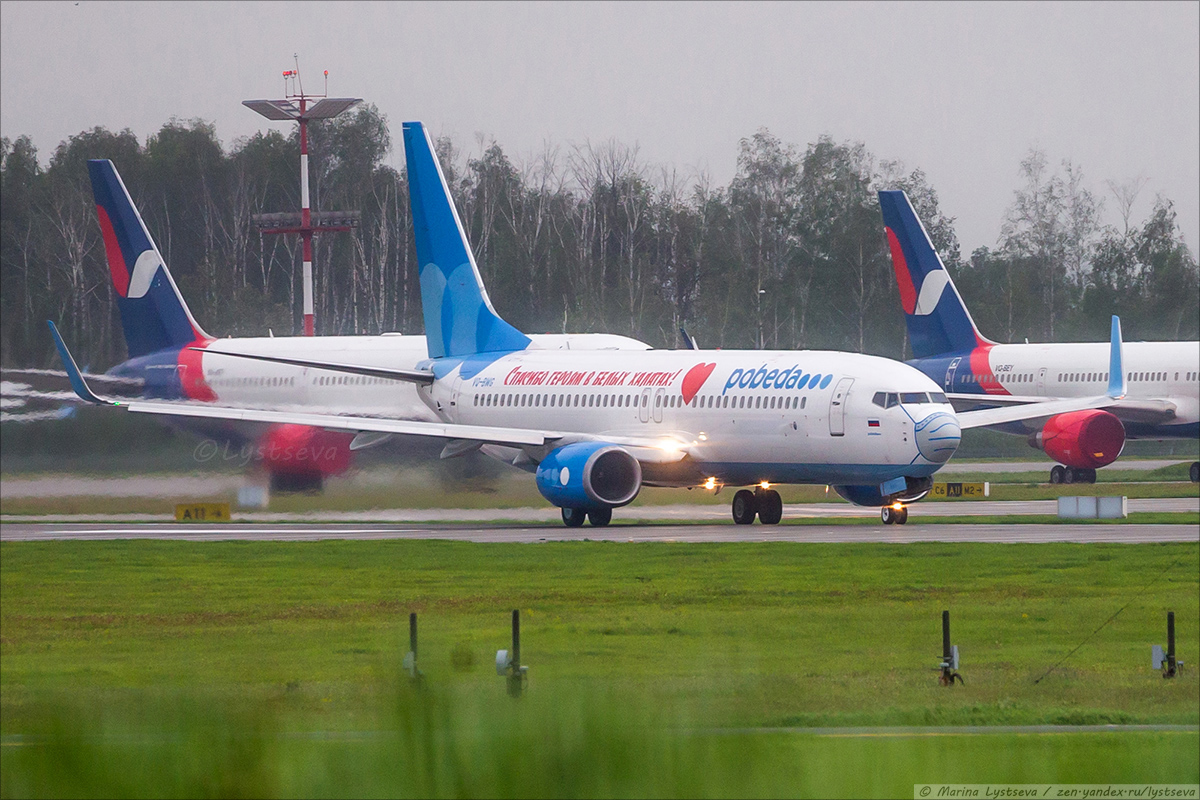 Российская авиакомпания представила самолет в медицинской маске