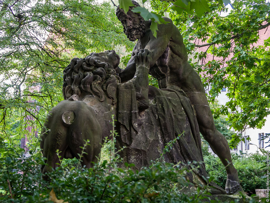 Парк в Берлине и его косолапые жители 