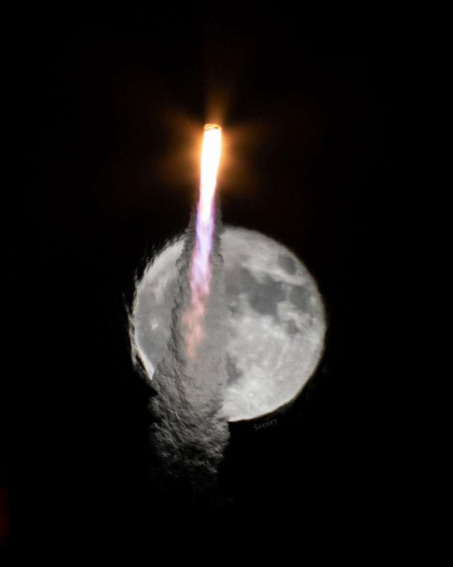 Захватывающие фотографии полёта ракеты на фоне Луны 