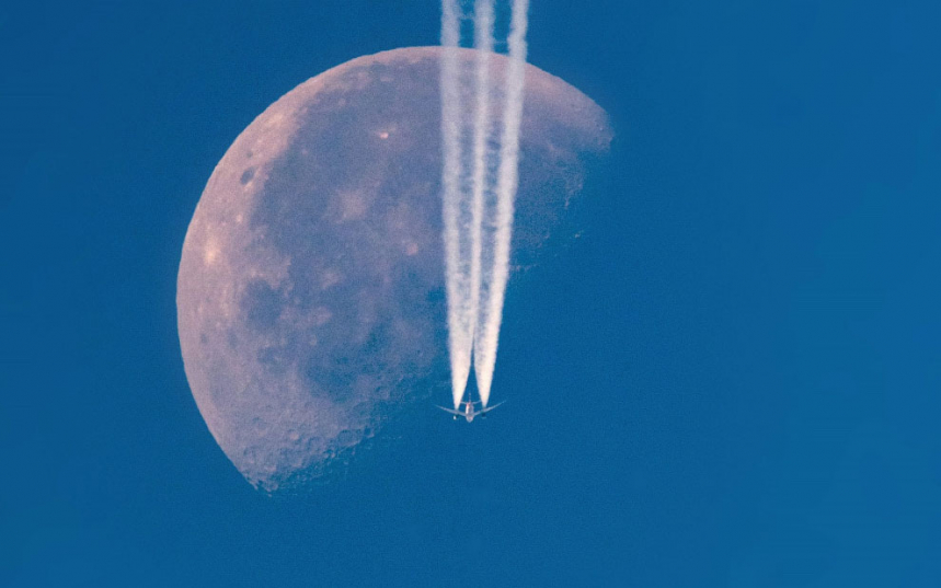 Ночь. Луна. Самолет 