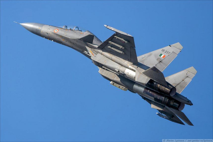 Выступление российских истребителей Су-30МКИ на авиашоу в Индии 