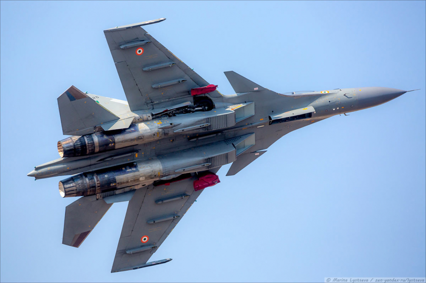 Выступление российских истребителей Су-30МКИ на авиашоу в Индии 
