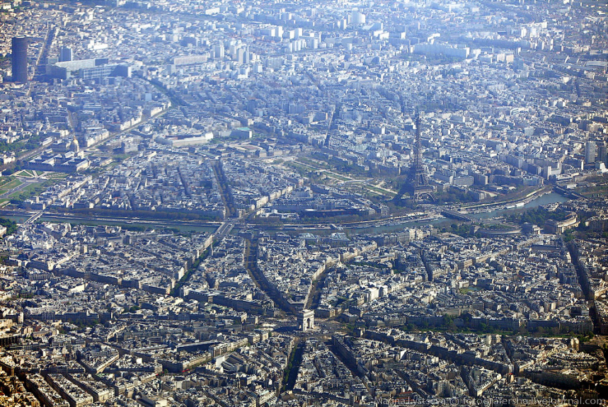 Франция ис. Париж с высоты птичьего полета. Эйфелева башня в центре Парижа. Эйфелева башня смотровая площадка. Посадка над Парижем.