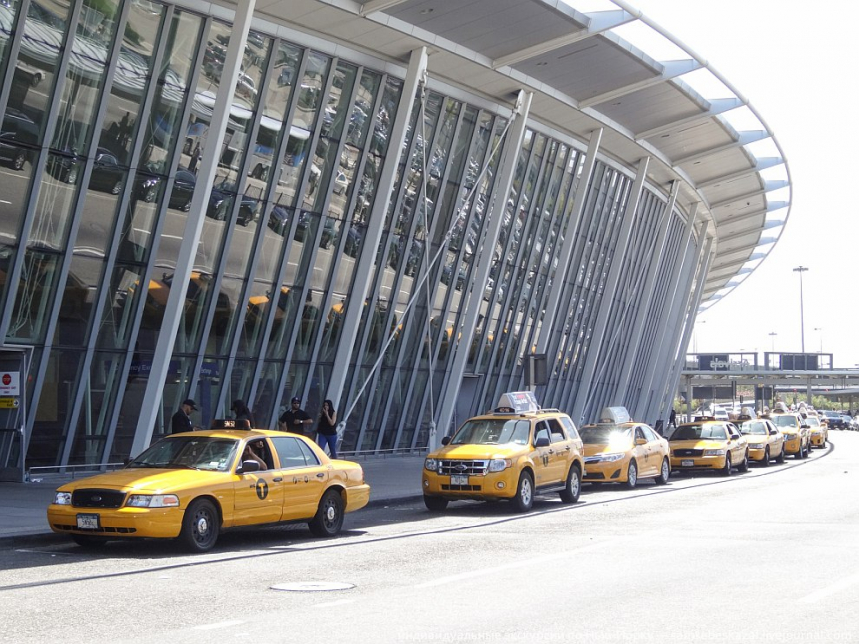 Как Нью-Йорк боролся с бомбилами в аэропортах 